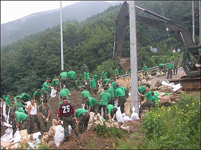 유실된 도로를 복구하고 있는 장병들 